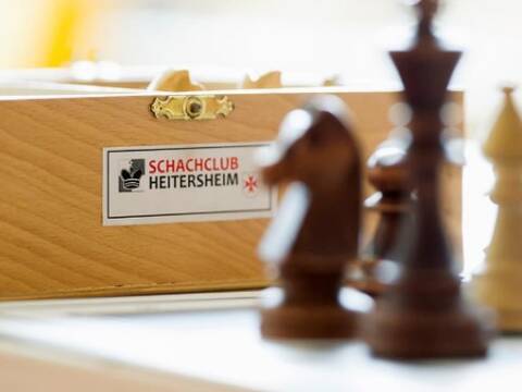 Schachfiguren und Kiste vom Schachclub Heitersheim.