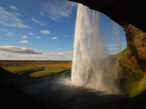 Ein malerischer Wasserfall in der isländischen Landschaft.