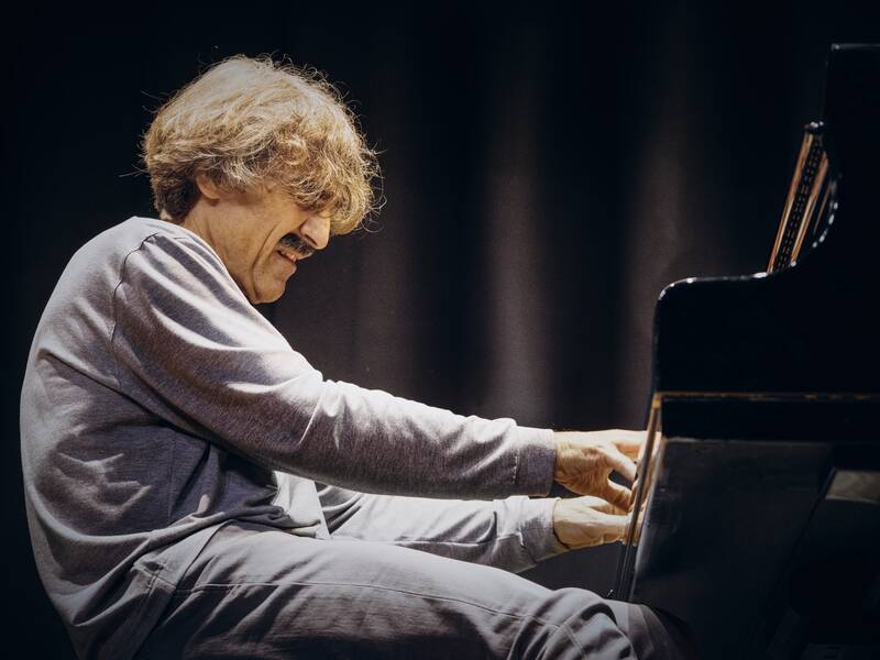 Der Künstler Thomas Scheytt am Klavier.