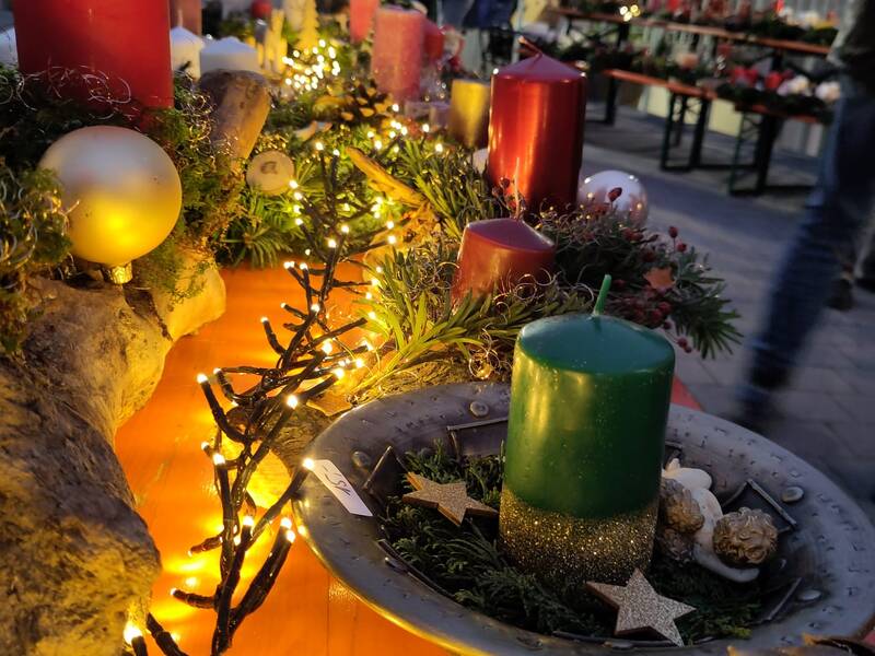 Lichterketten tauchen die ausgestellte Weihnachtsdeko mit Kerzen und Kugeln in ein stimmungsvolles Licht.