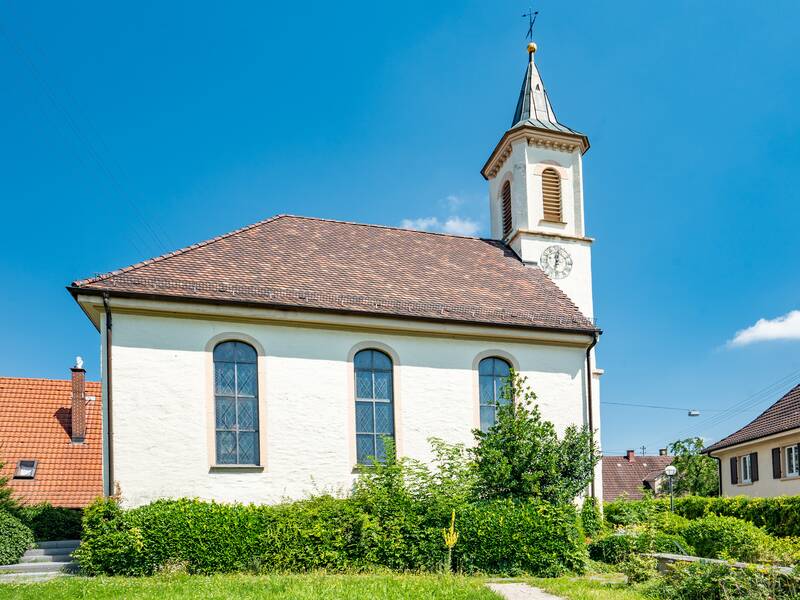 Die Kirche in Gallenweiler mit Friedhof.