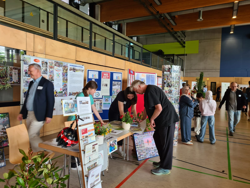 Interessierte tauschen sich an einem Info-Stand am "Tag der Vielfalt" aus.